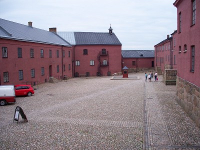 200907291908-100_0411_VarbergsFastningCourtyard.jpg