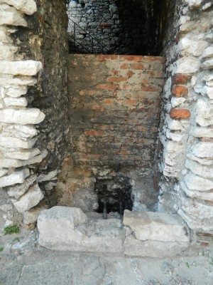 201205230920-Ogrodzieniec_Castle-DSCN0309.jpg