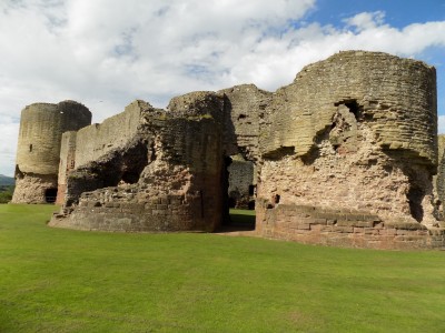 201708221049-00211-DSCN5114_Rhuddlan_Castle.jpg