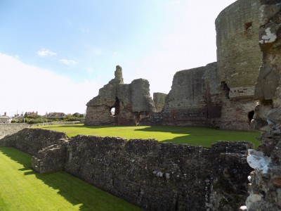 201708221055-00214-DSCN5117_Rhuddlan_Castle.jpg