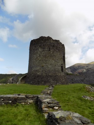 201708241237-00348-DSCN5251_Dolbadarn_Castle.jpg