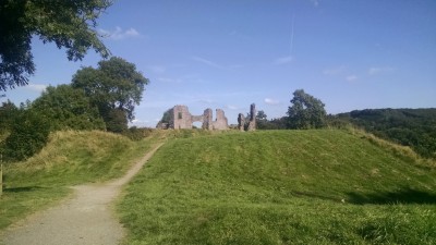 201708271607-00860-IMG_Newcastle_Emlyn_Castle.jpg